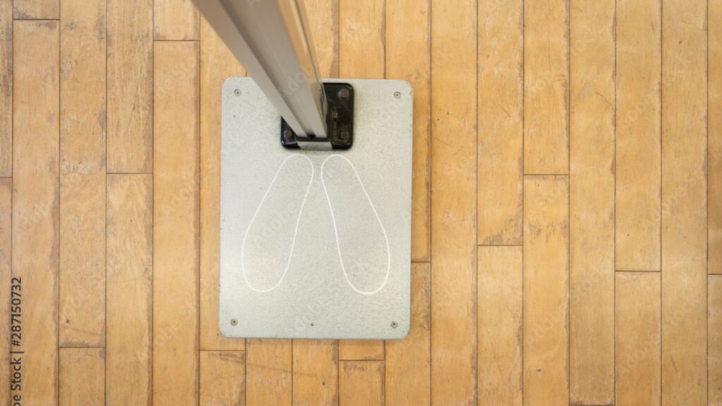 フローリングに置いてある身長計